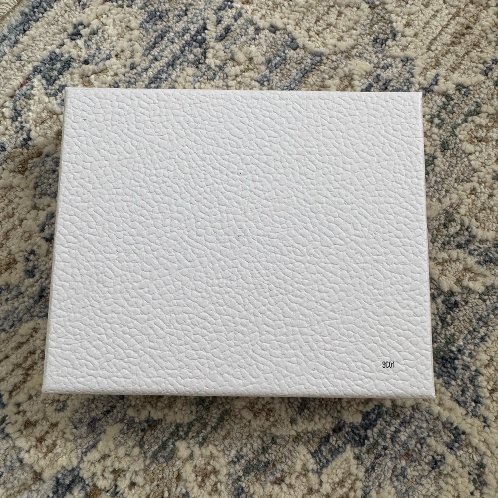 Dior Textured White Box with Gold Logo - Picture 2 of 3